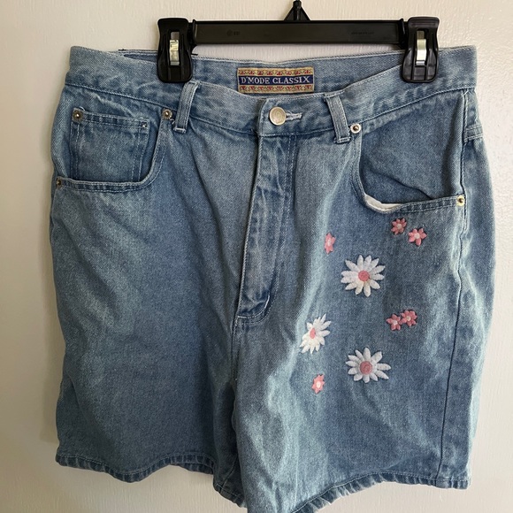 D’Mode Jean Shorts w Embroidered Daisies - Picture 3 of 5